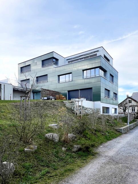 194%-PEB MFH Thalwil ZH: Das neue Gebäude in seiner vollen Pracht. Es ist in energetischer als auch in architektonischer Hinsicht ein Vorbild. (Foto: Schweizer Solarpreis 2025)